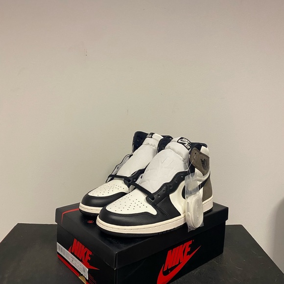 Jordan 1 Mochas Deadstock - Picture 3 of 4